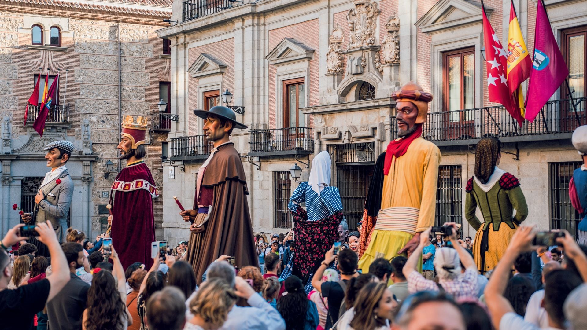 Pasacalles de Gigantes y Cabezudos por San Isidro en Madrid