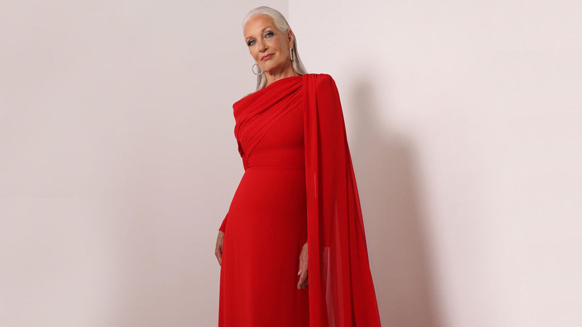 Vestidos lisos de madrina que marcan cintura y estilizan la figura