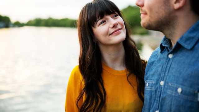 Mujer enamorada mirando al hombre amado
