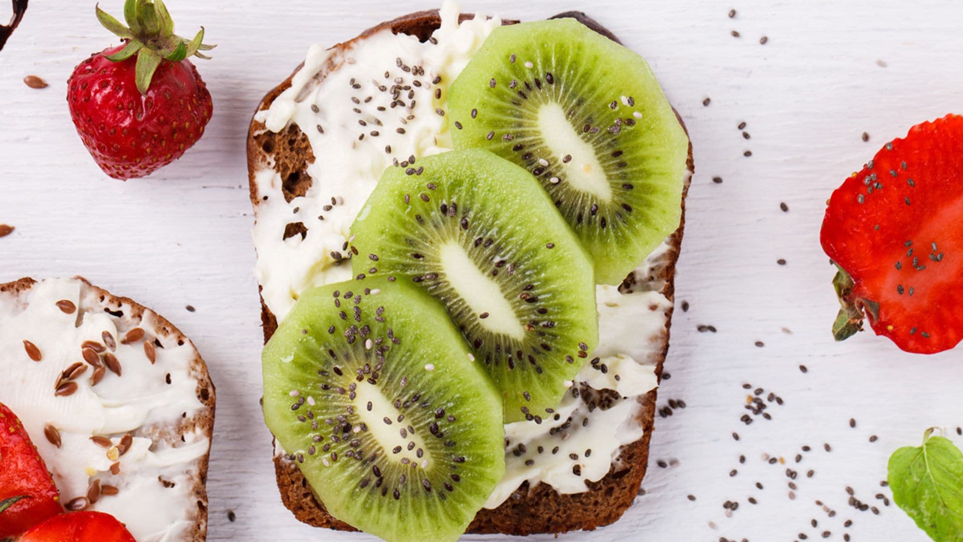 Tostadas de centeno con kiwi, queso y semillas de amapola