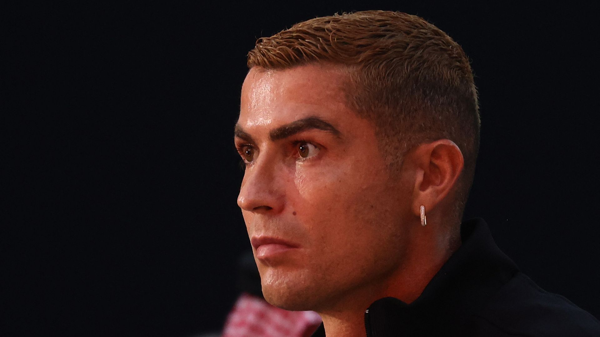 Cristiano Ronaldo ha reaparecido en París luciendo orgulloso su alianza de casado, apenas dos semanas después de su boda con Georgina Rodríguez