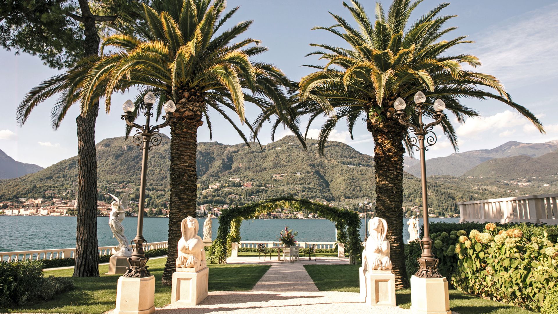 El jardín de las palmeras con vistas al lago; en primer término, dos esfinges francesas de mármol de Carrara del siglo XVIII