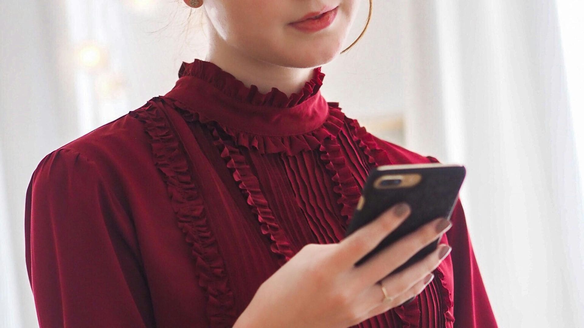 Una chica con jersey rojo usando un smartphone