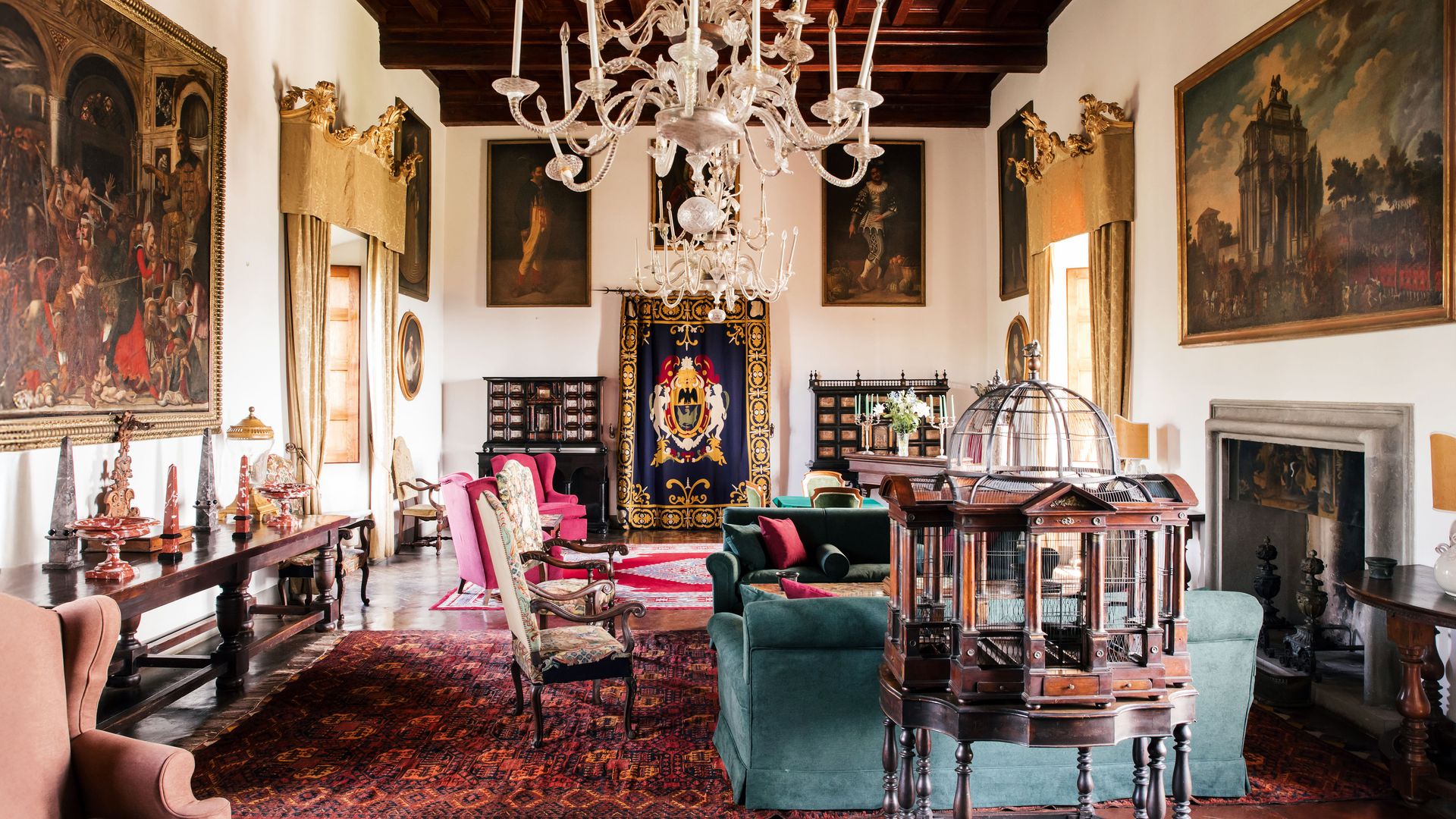 El salón principal, presidido por el testero de los Borghese y decorado con obras de arte de la colección familiar del siglo XVII; en primer plano, una jaula de pájaros antigua