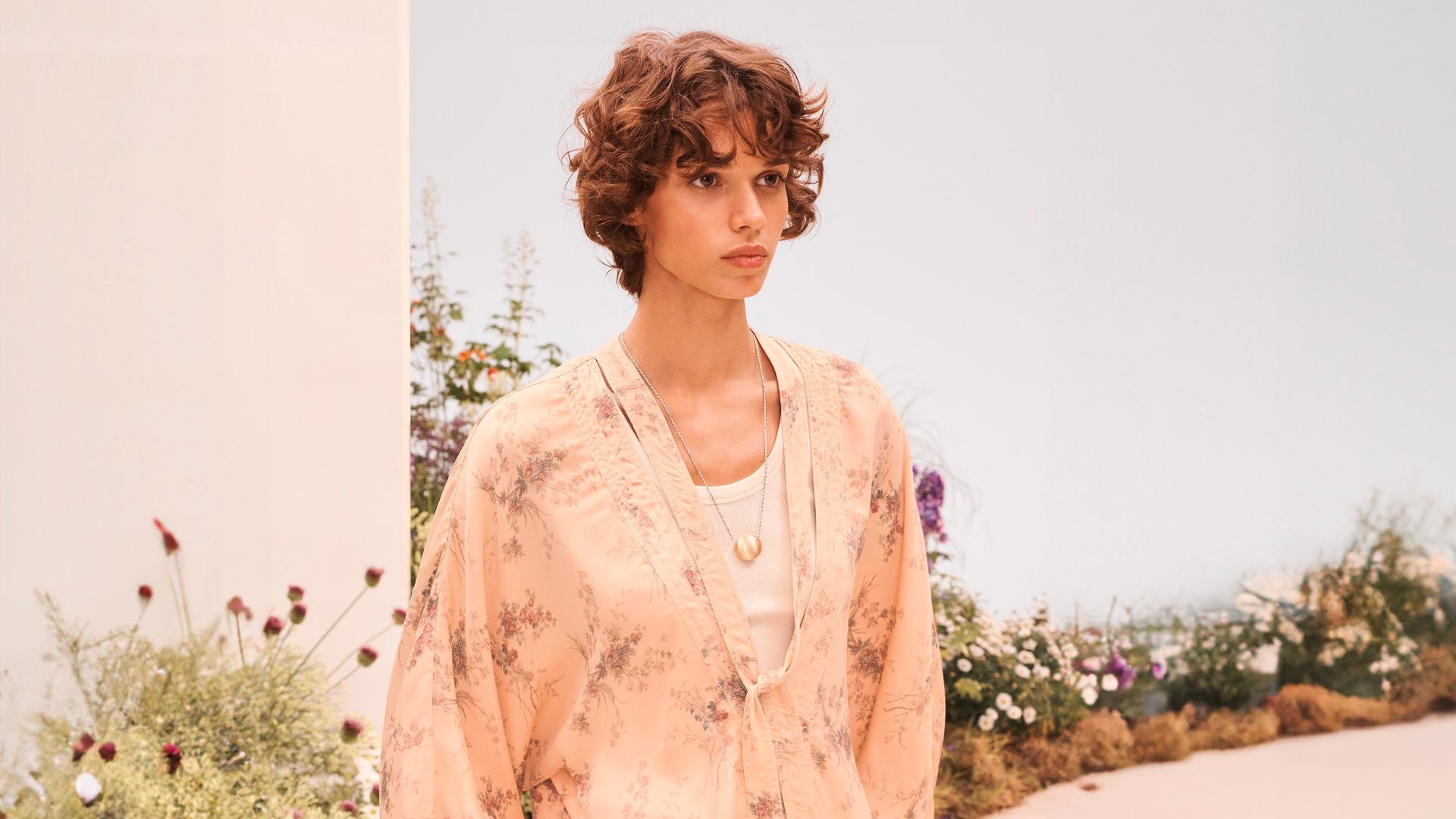 5 prendas de algodón con estampado floral para crear looks de verano románticos y fresquitos
