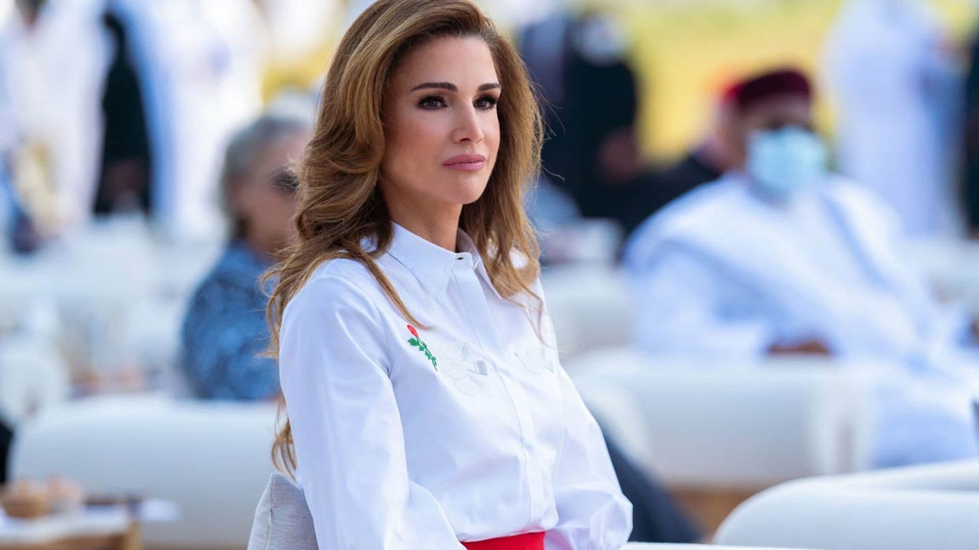 Rania de Jordania recupera su falda 'cintura de avispa' para recibir un premio muy especial