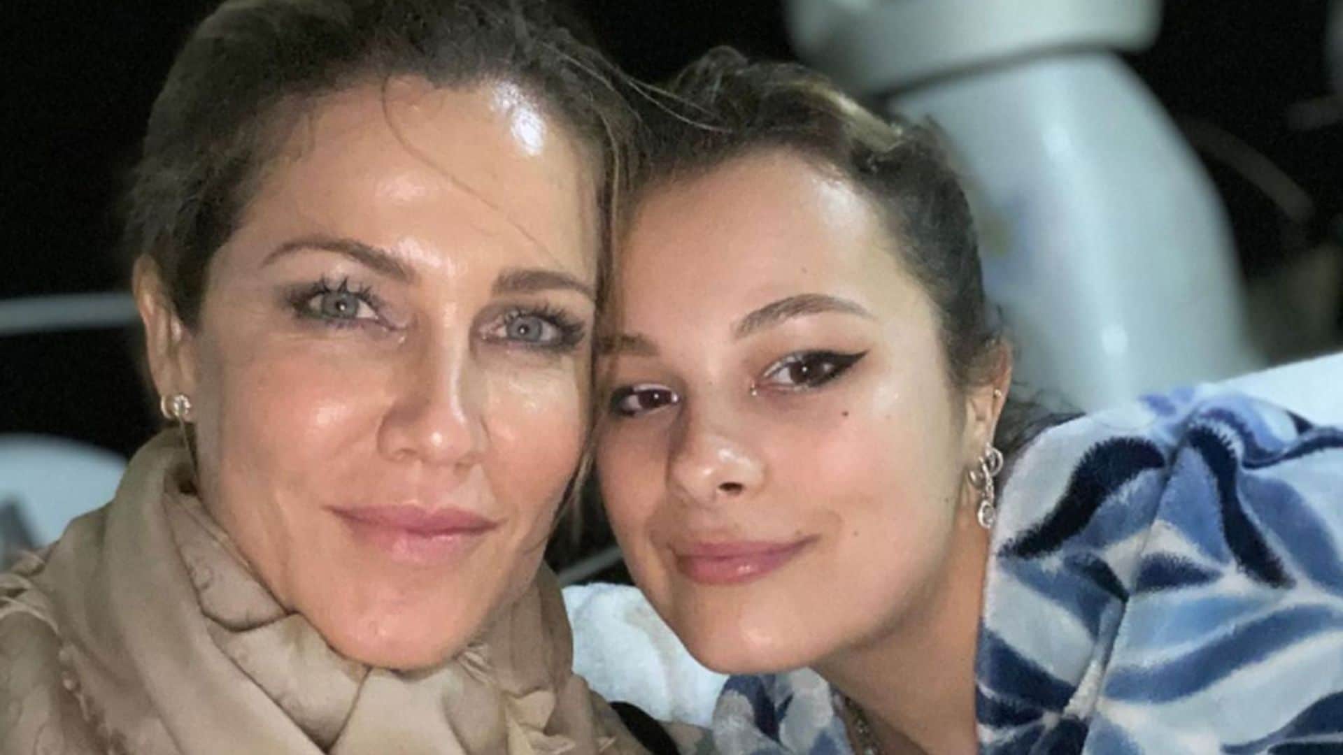 Jaydy Michel se hace un nuevo pendiente con la ayuda de su hija Manuela