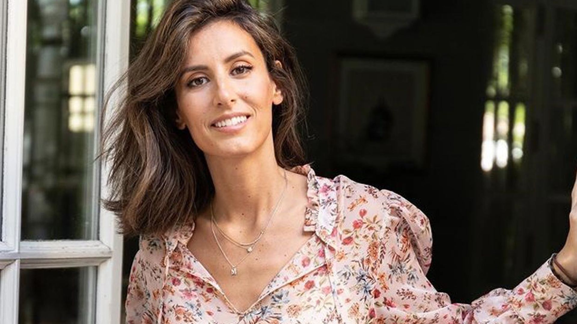 Copia el look de invitada de Ana Boyer y podrás llevarlo con taconazos y zapatillas