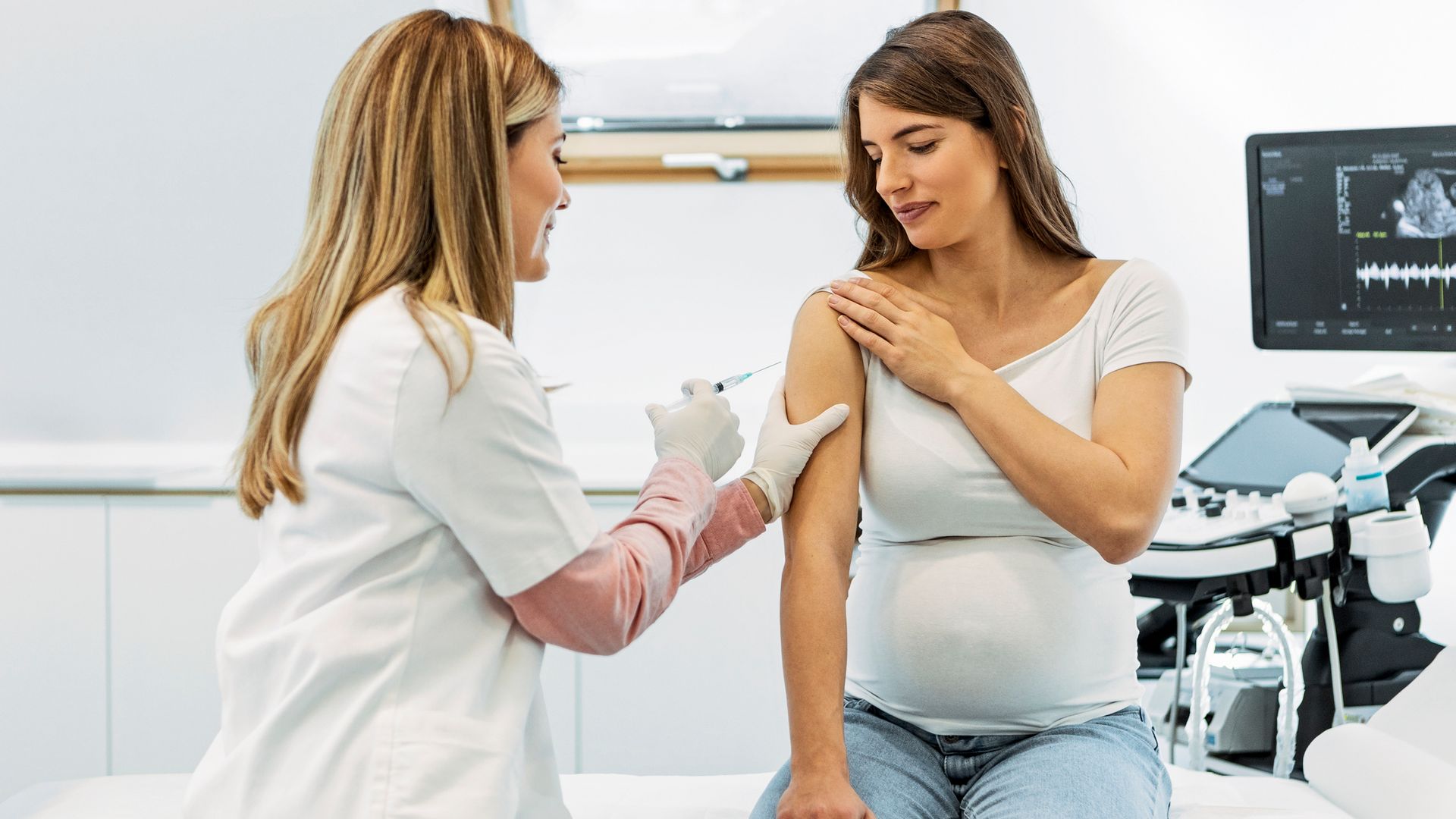 Dr. Jaime Pérez, experto en vacunas, sobre la gripe en el embarazo: "Si la madre estuviera a punto de dar a luz y se vacunara, el bebé ya estaría protegido"