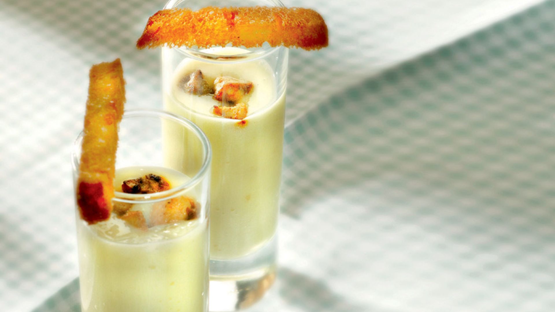 Chupitos de crema de puerro con setas de verano