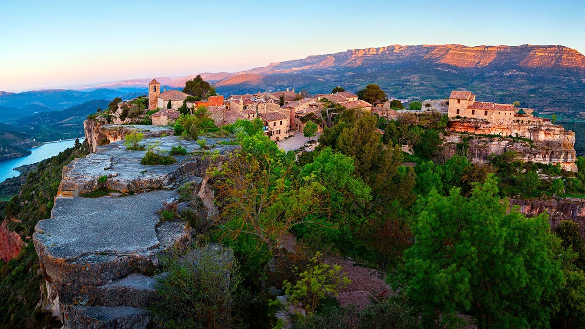 Pueblos medievales de Cataluña que parecen decorados de otra época