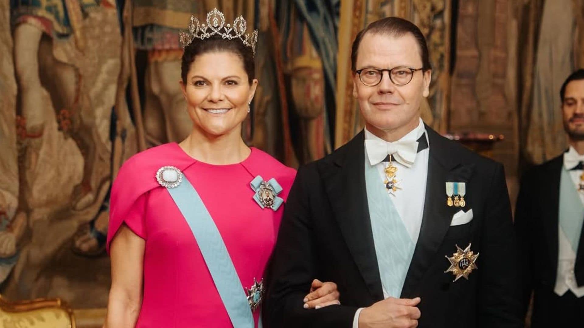 Victoria de Suecia deslumbra en la segunda cena de gala de los Nobel con el vestido que viralizó Meghan Markle en 2018