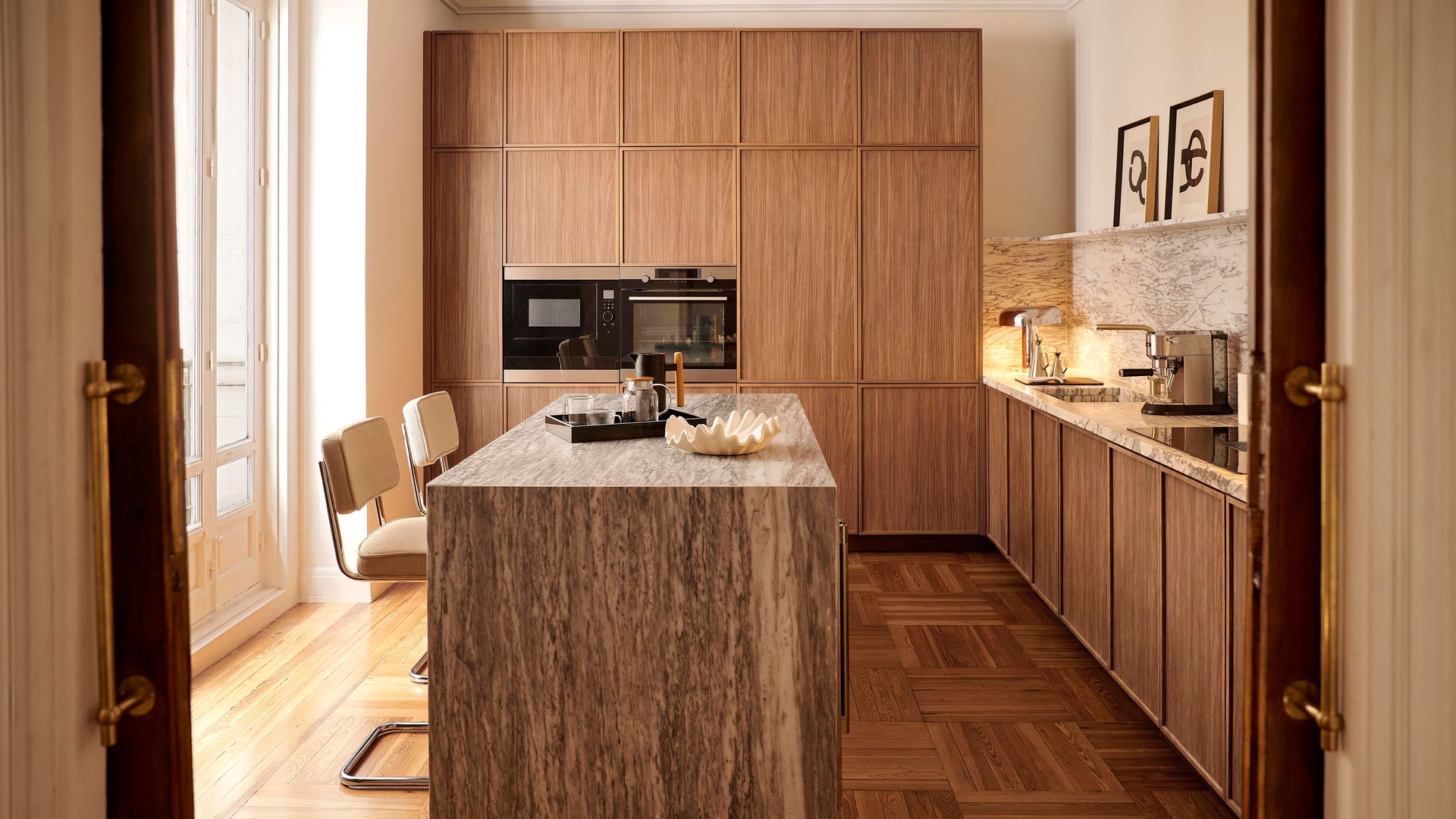 Cocina con isla con mobiliario de la nueva colección otoño-invierno 2026-2027, de El Corte Inglés