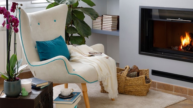 Rincón de lectura junto a la chimenea