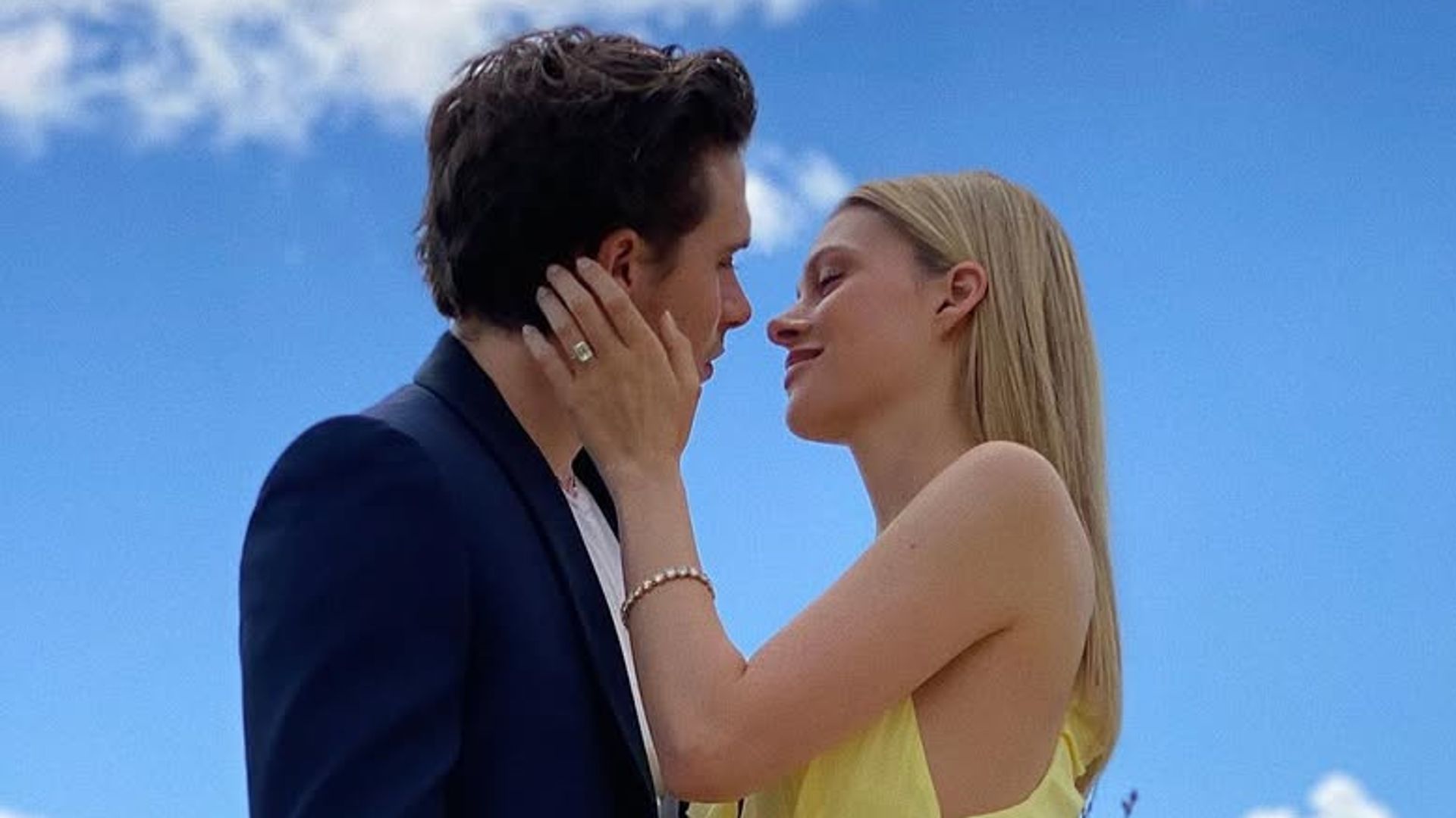 Hace 6 años Nicola Peltz eligió el color de la mala suerte para su compromiso con Brooklyn con un vestido de seda firmado por Victoria Beckham