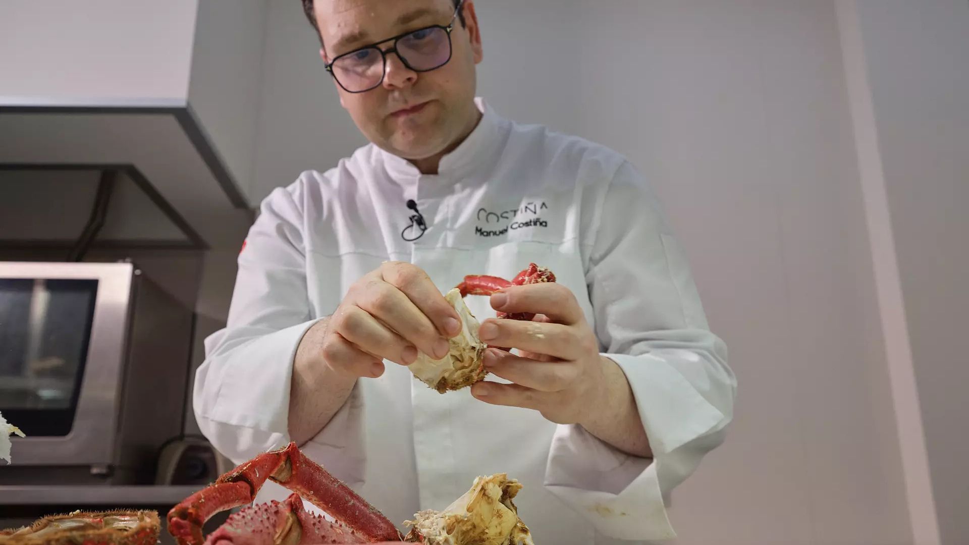 El chef gallego Manuel Costiña, dos estrellas Michelin, revela los trucos para conseguir el punto perfecto del marisco: La clave está en utilizar agua de mar