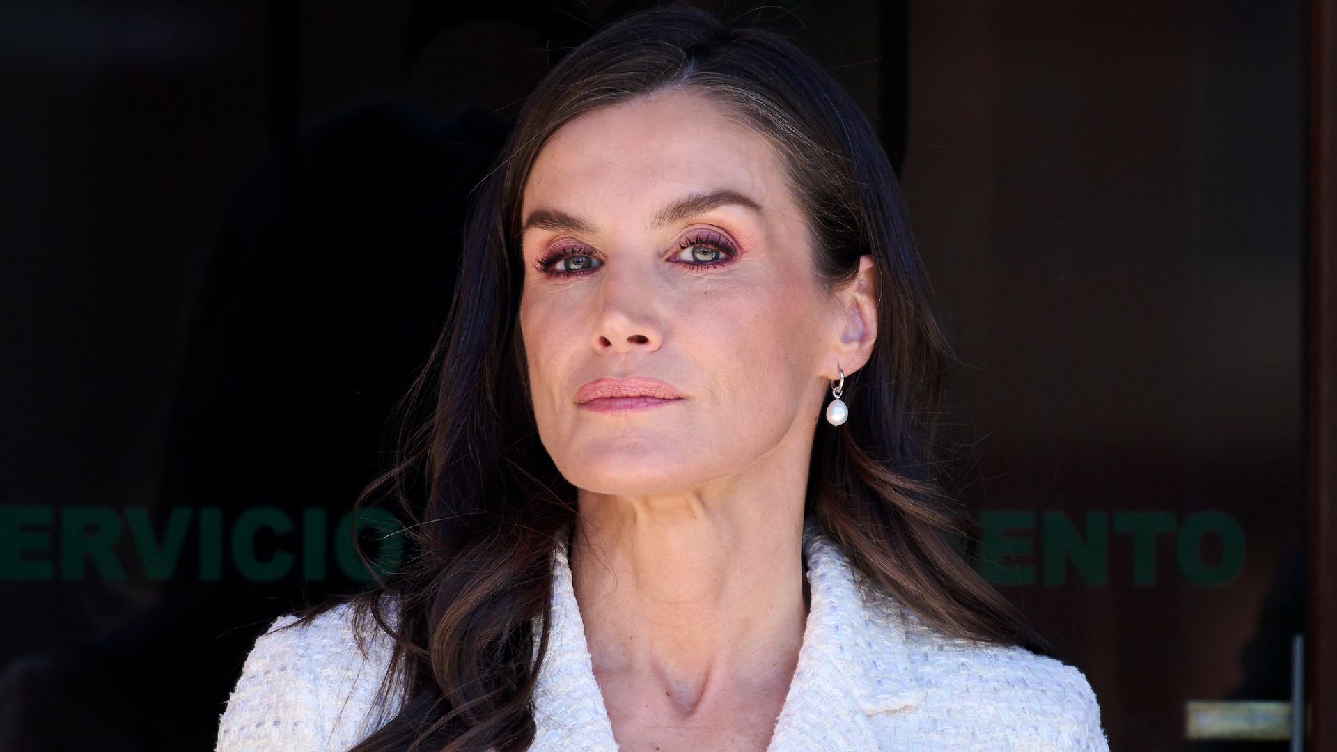 La reina Letizia vuelve a convertirse en periodista en un impactante vídeo contra el tabaco y los vapeadores: "Fumar mata"