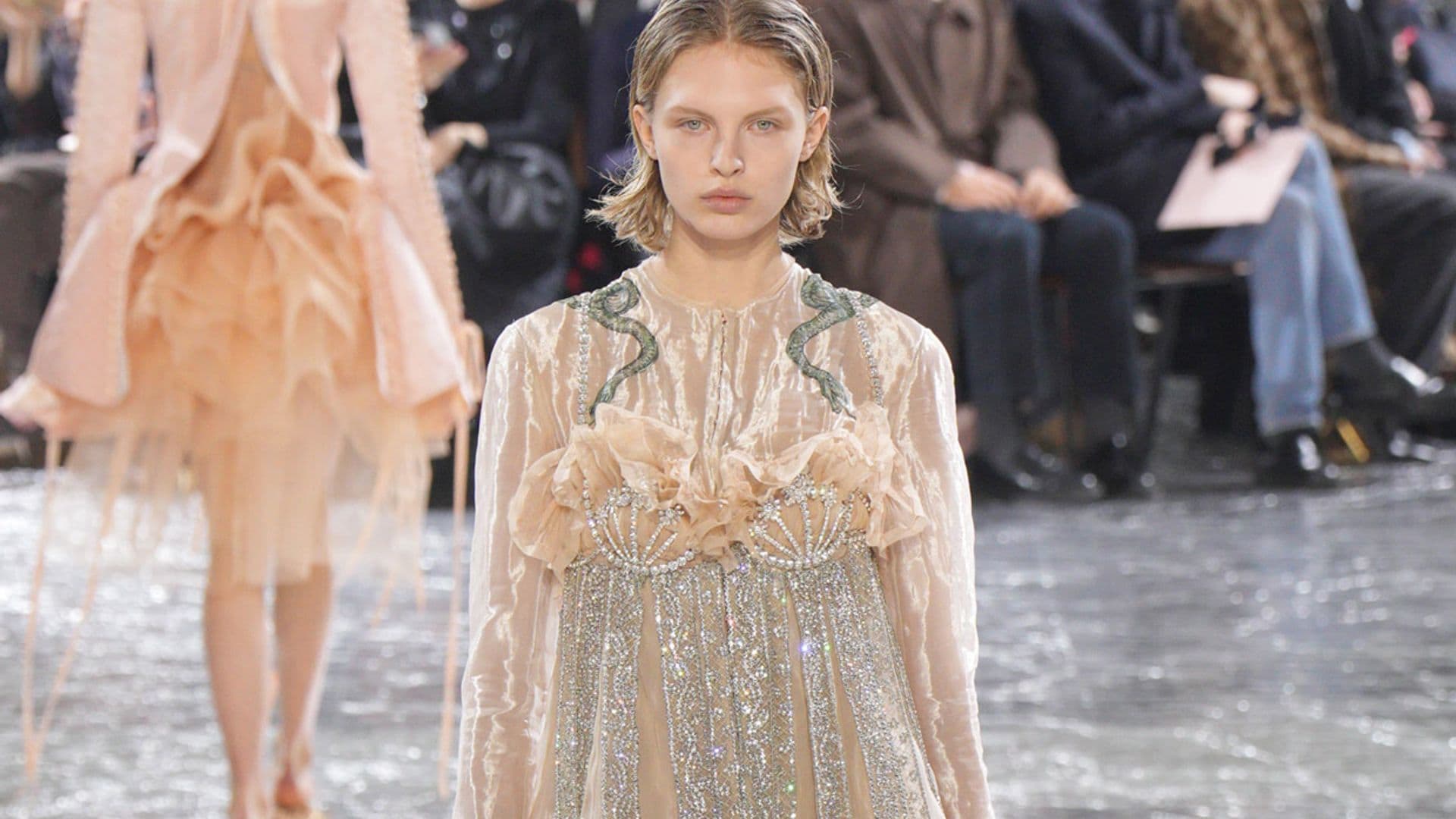 Simone Rocha saca el lado más 'coqueto' de Jean Paul Gaultier con sus lazos y tules