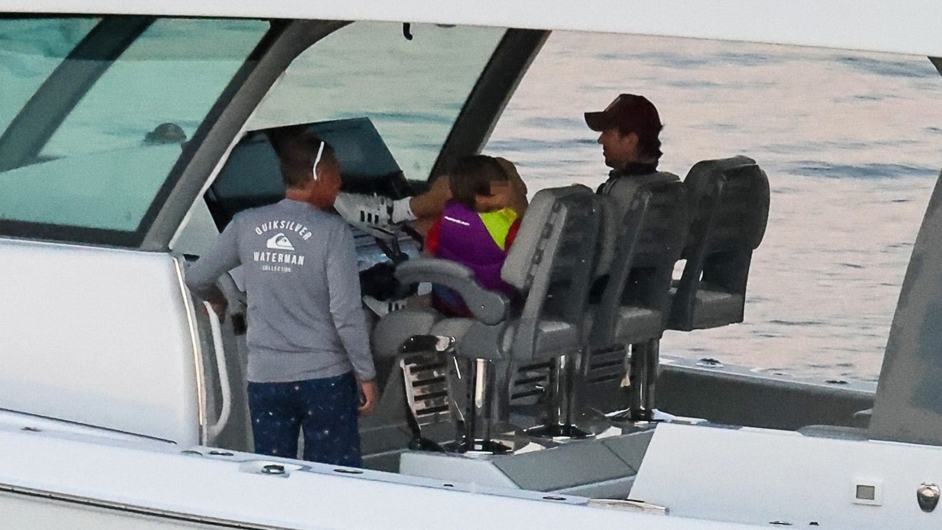 Enrique Iglesias navega con sus hijos en Miami