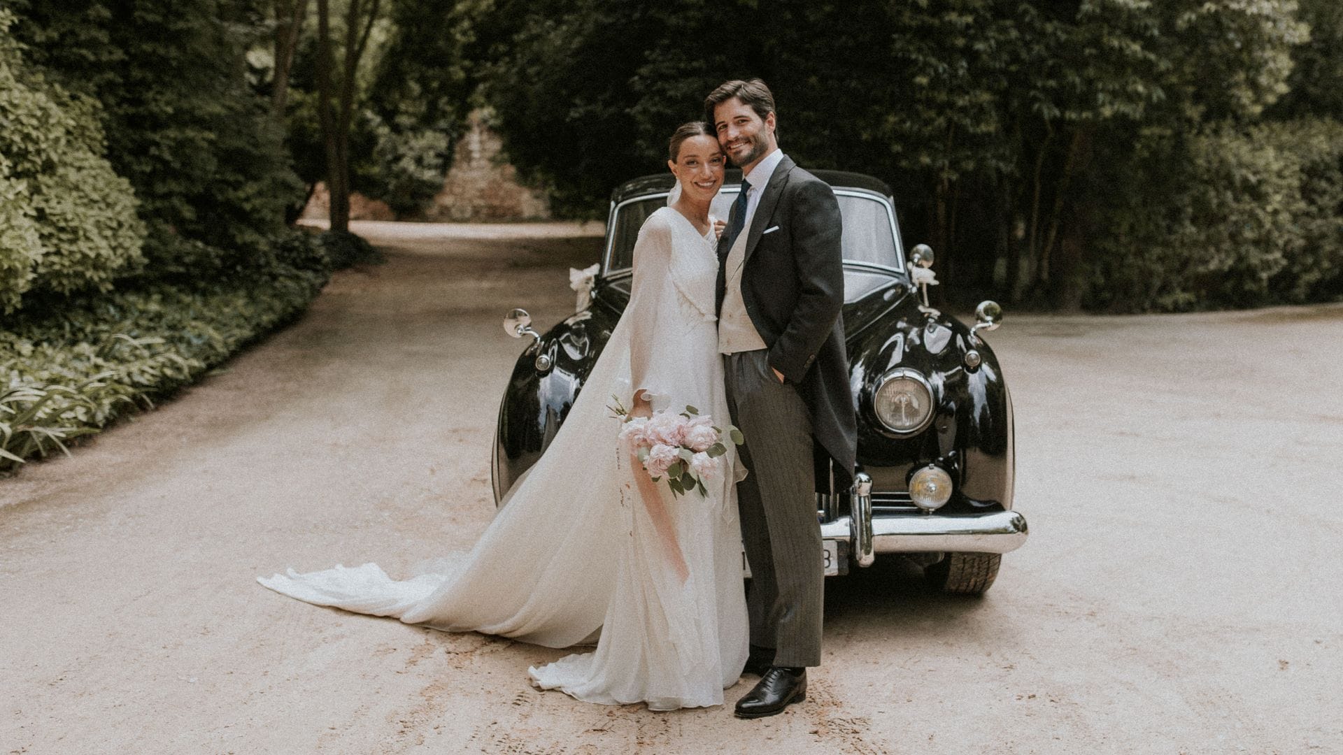 María, la novia que eligió un vestido de nido de abeja para casarse en Madrid con el amor de su infancia