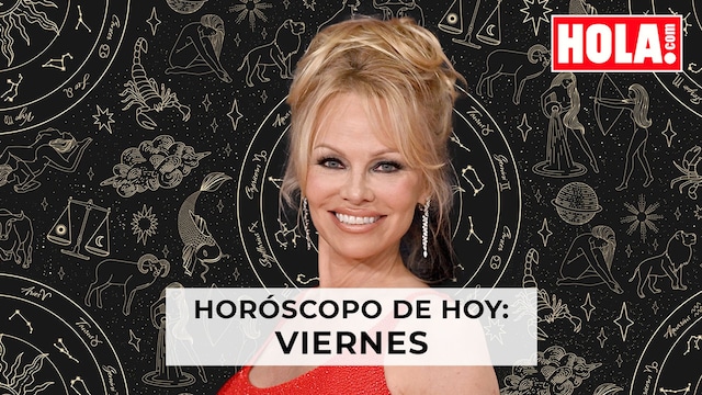 Pamela Anderson con motivos del zodiaco detrás 