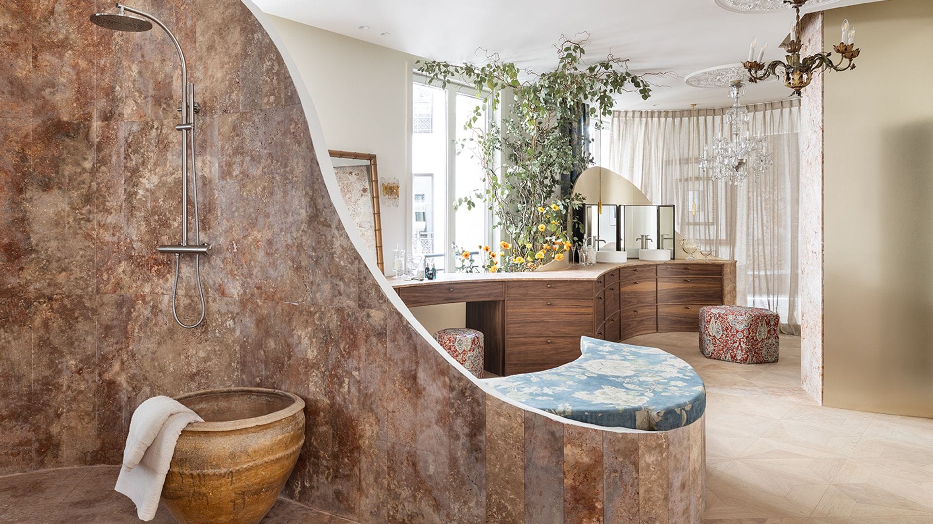 Vestidor con zona de ducha delimitada por piedra en diseño curvo
