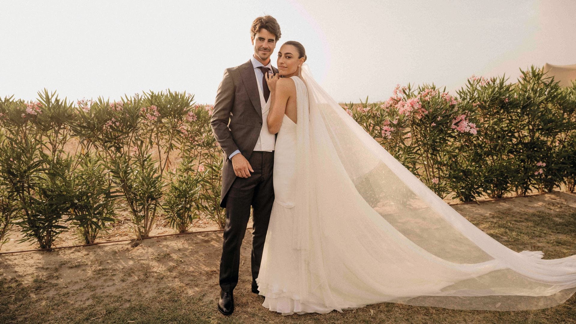 Los dos looks de novia de Claudia Ula para su boda al detalle