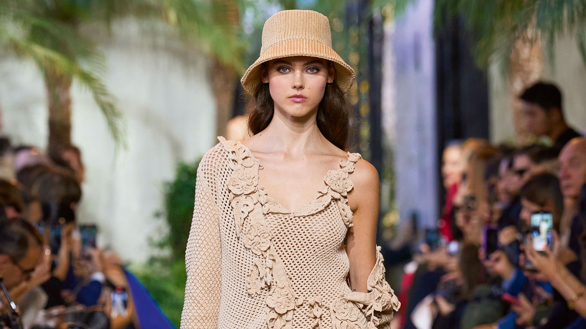 El complemento de moda de este verano: cómo combinar accesorios de rafia de día y de noche