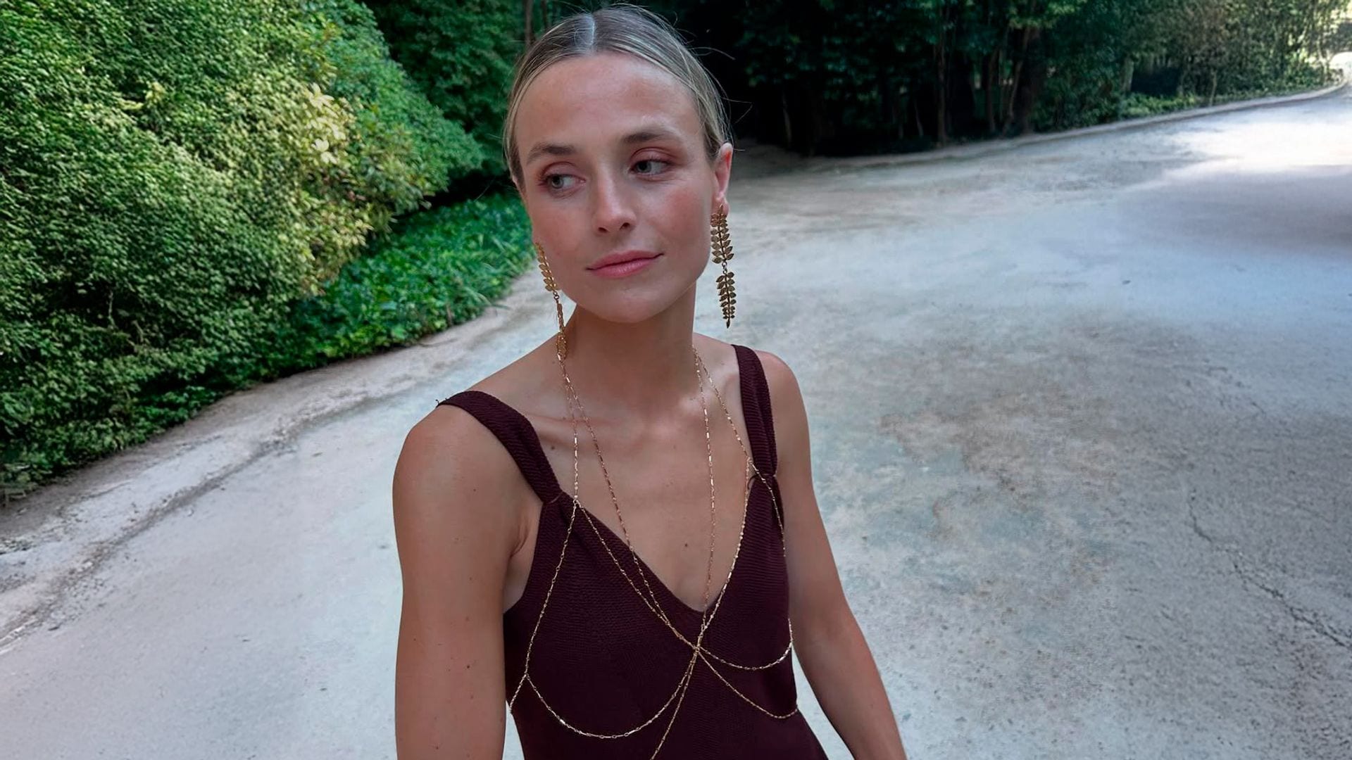 Un vestido burdeos y joyas 'body chain', la combinación de Iciar para ser la invitada más FASHION de esta boda