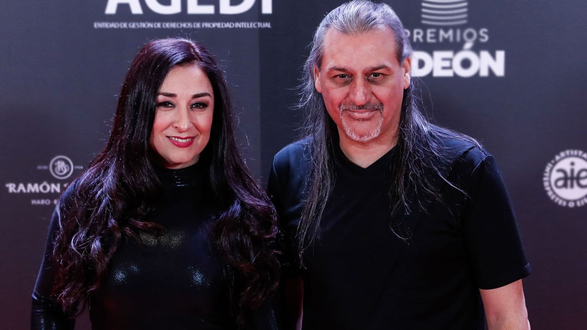 'Escúchame, compréndelo, quédate en casa, por favor', Camela arrasa versionando sus propios éxitos