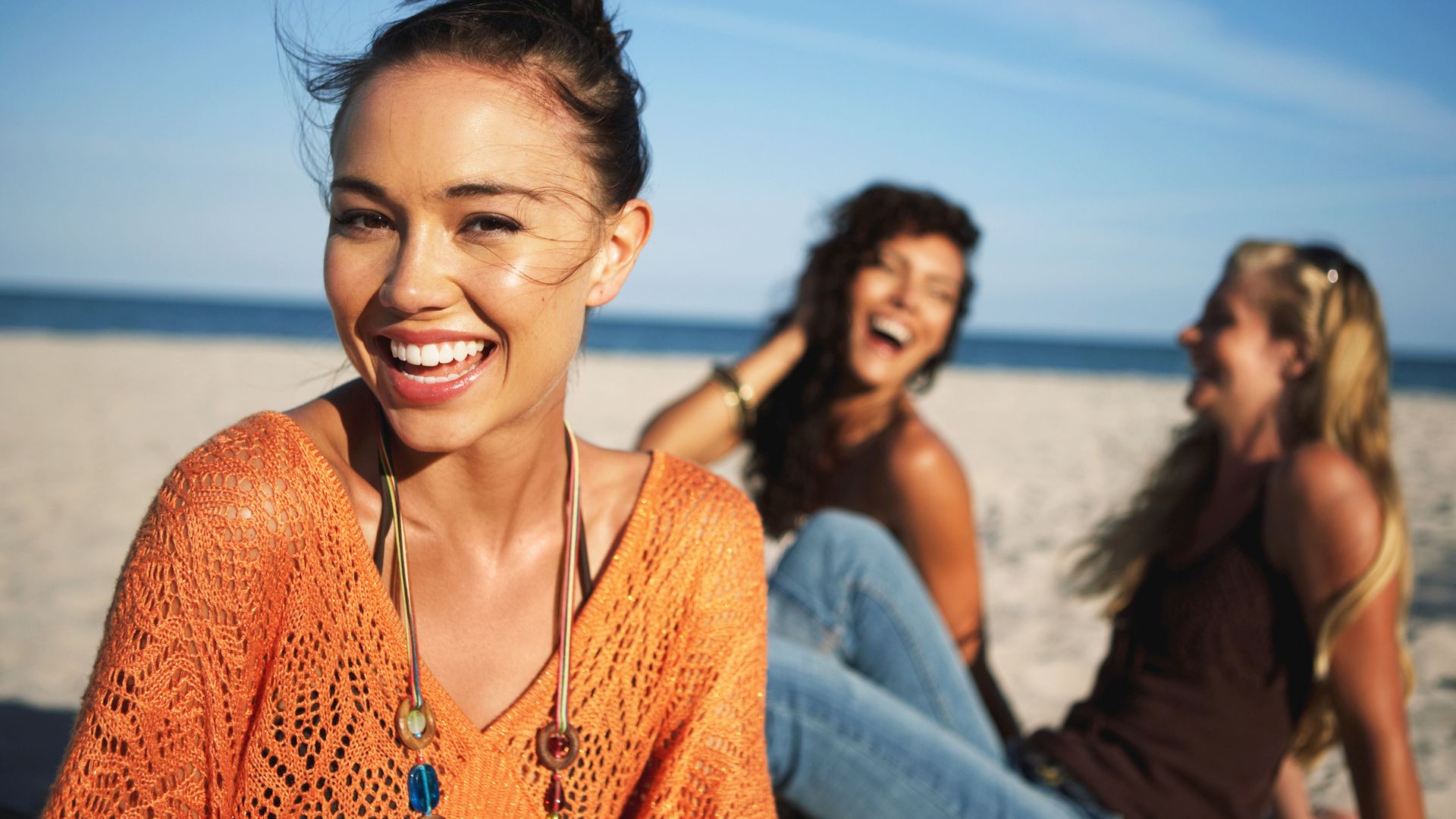 amigas, playa, risa, felicidad