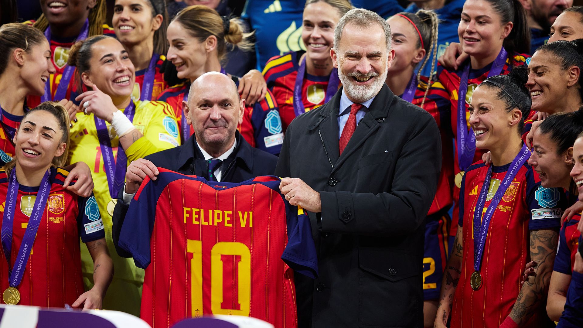 Las chicas de La Roja le han regalado al Rey una camiseta de la Selección