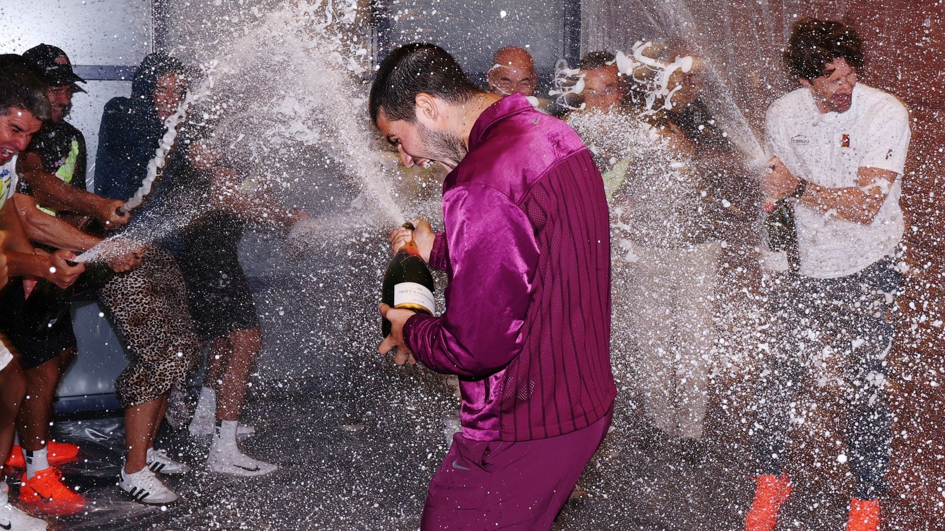 La celebración de Carlos Alcaraz tras ganar el US Open: lágrimas, abrazos y un baño de champán