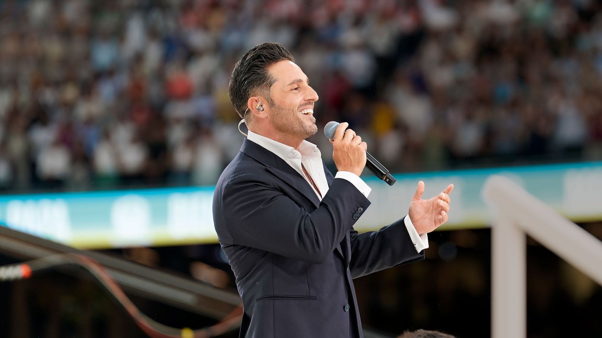 "Han pasado unos días y sigo emocionándome. Fue uno de esos momentos que sabes que te van a acompañar toda la vida. Cantar en un estadio como el Santiago Bernabéu ya es impresionante de por sí, pero hacerlo ante el Papa y junto a miles y miles de personas que estaban viviendo algo tan especial le da una dimensión completamente distinta", admite David Bustamente en ¡HOLA!, tras su actuación ante León XIV