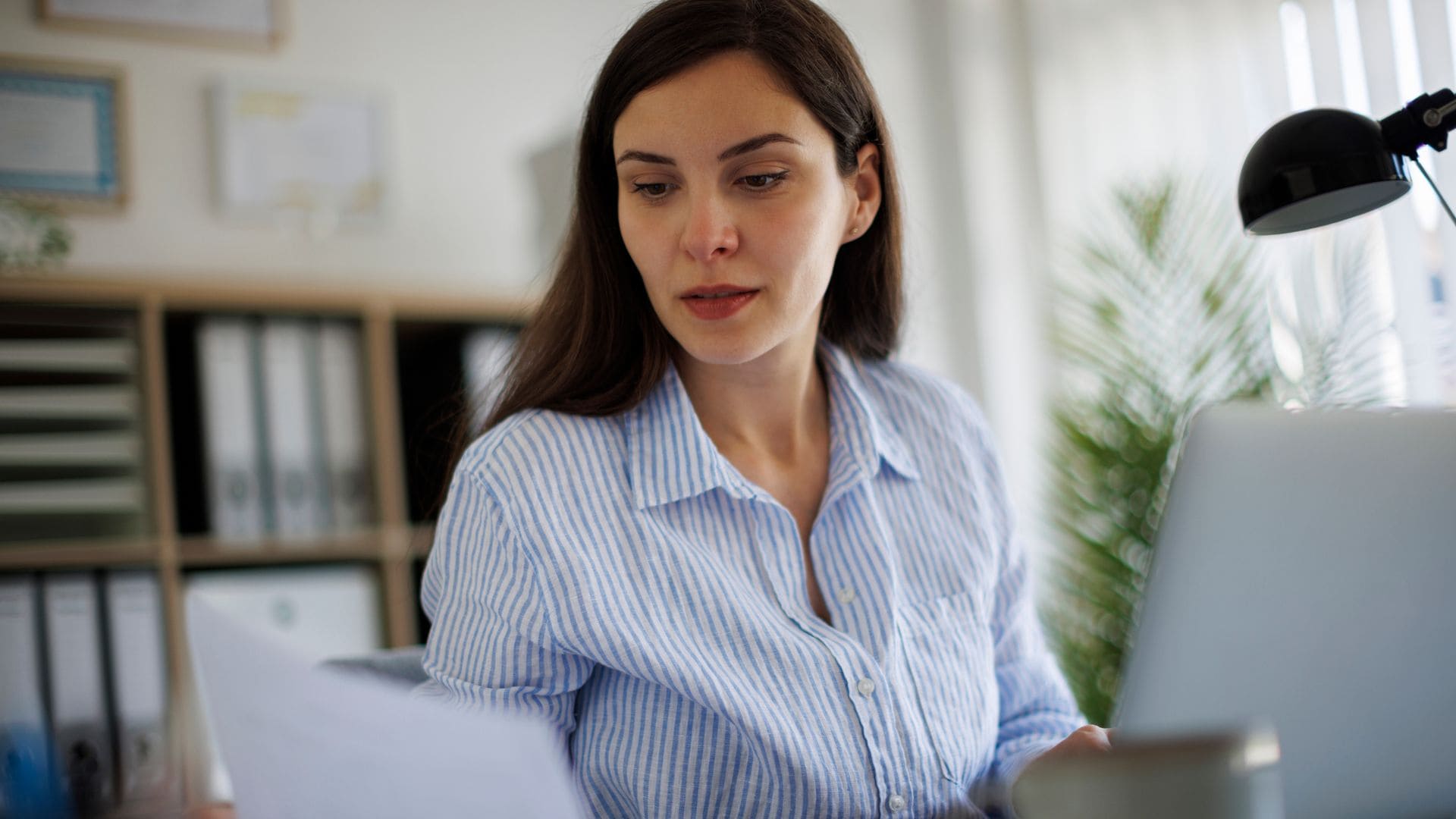 Mujer comprobando su nómina 