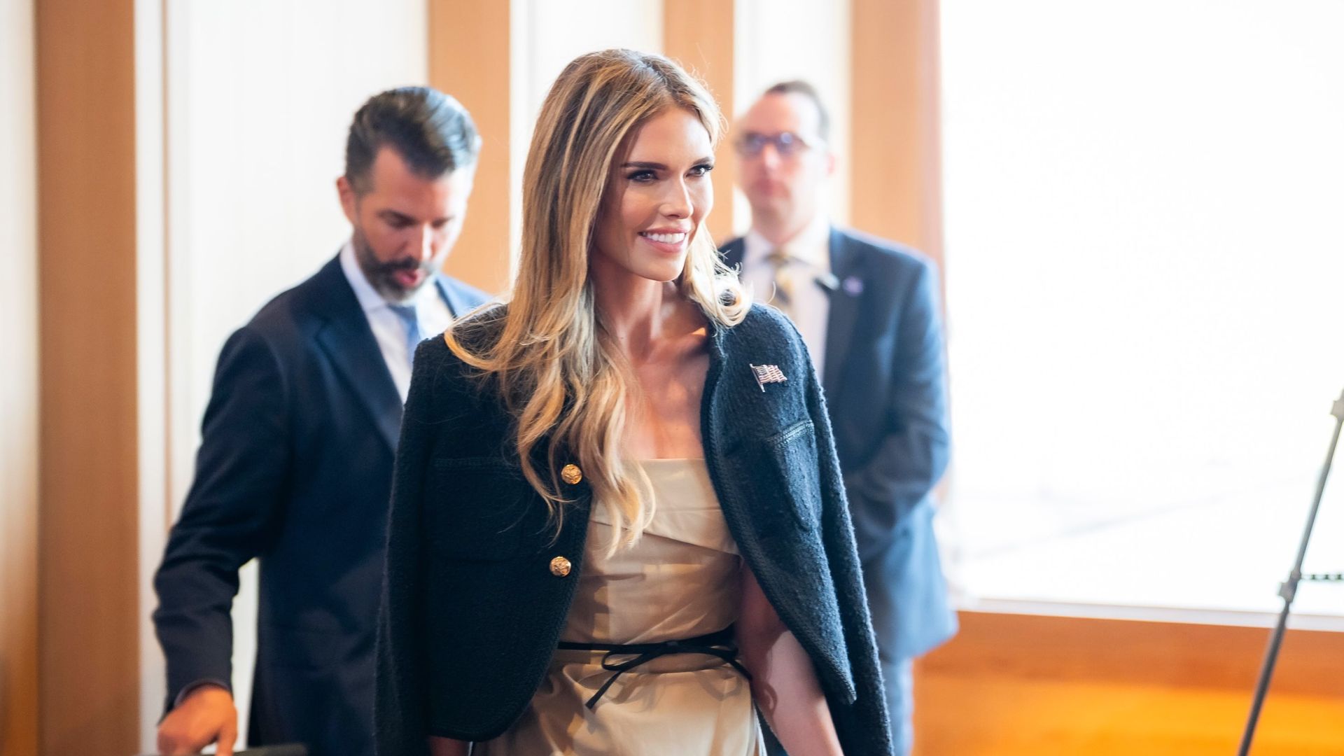 Bettina Trump, la nuera más estilosa de Donald Trump, sorprende con un look en tonos desérticos y 'efecto buena cara'