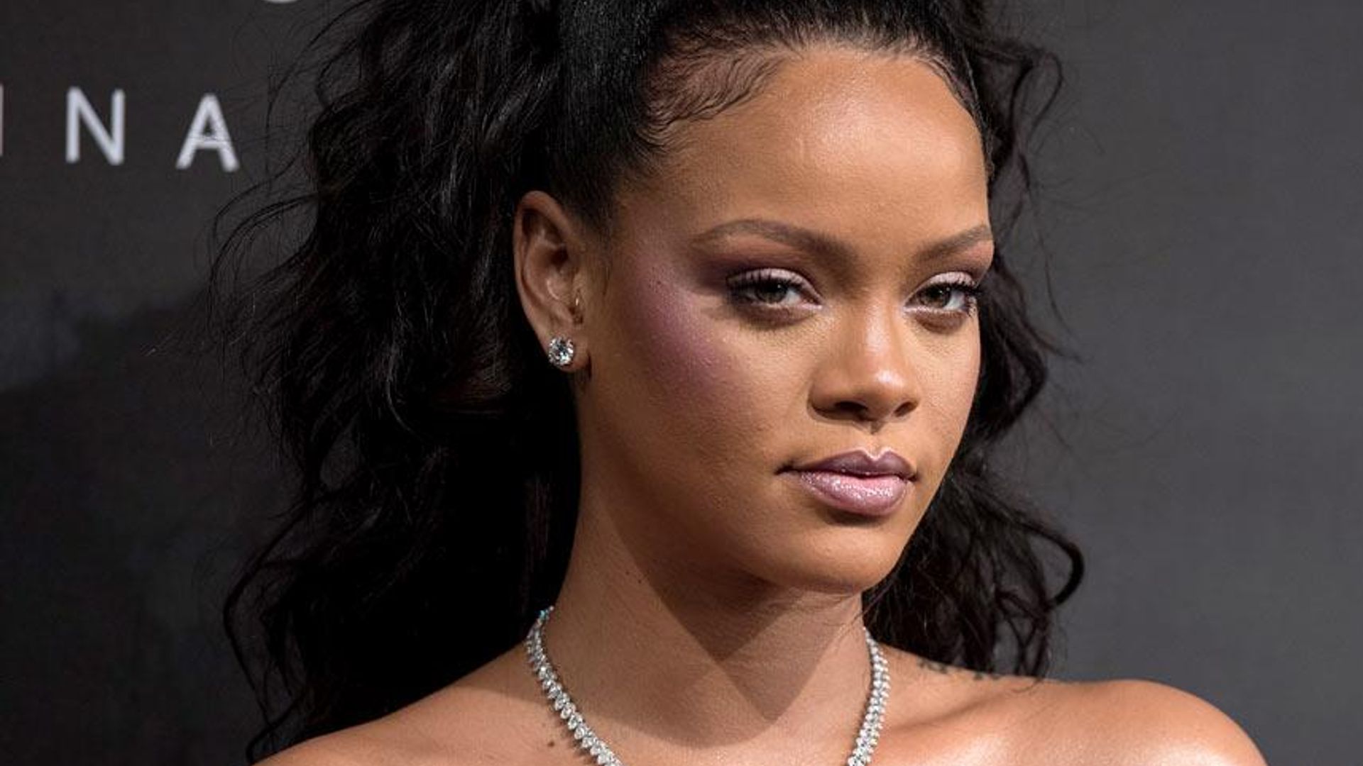 ¡Sencillos y efectivos! Estos son los hábitos de Rihanna para una piel perfecta