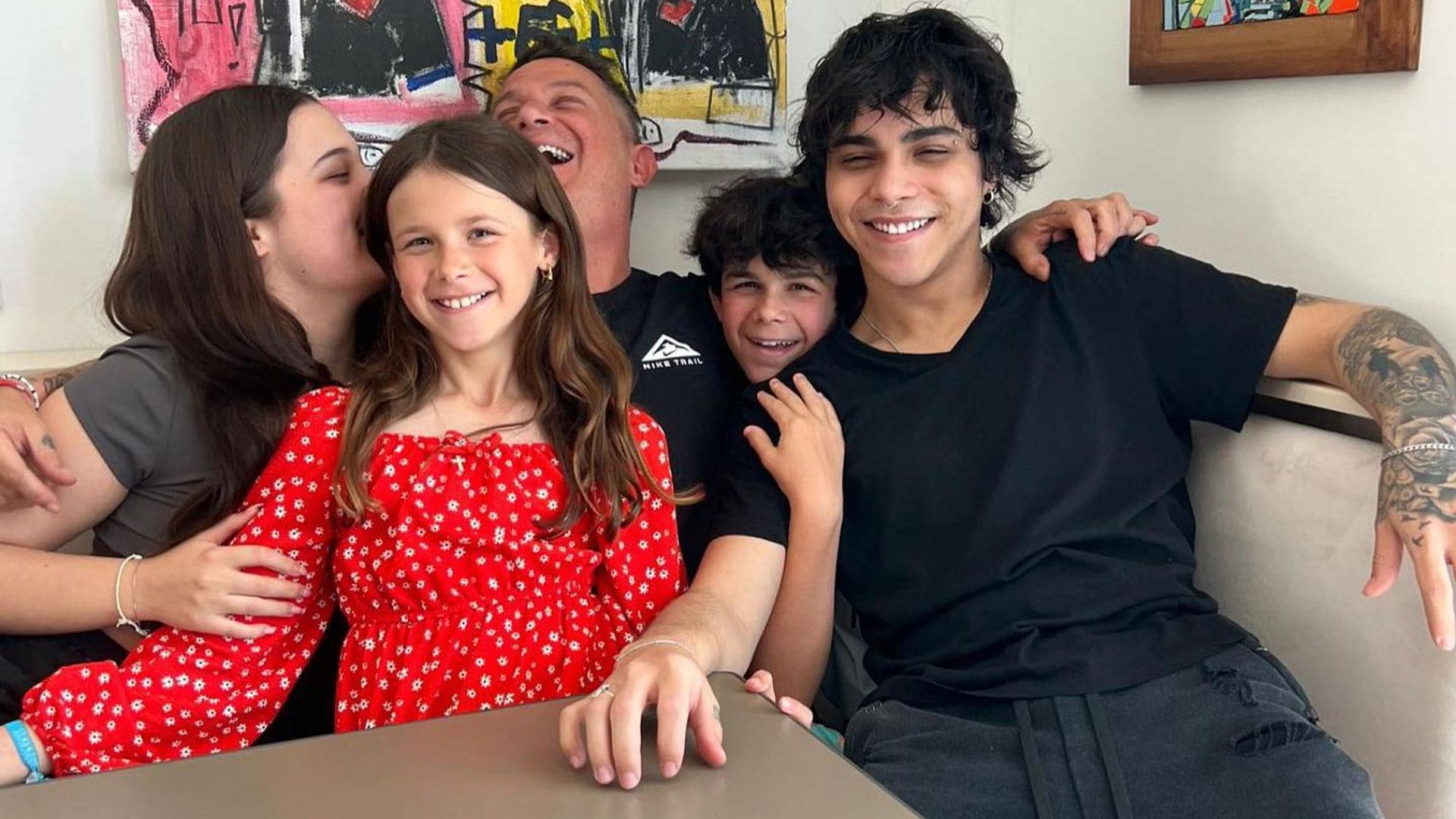 Alejandro Sanz comparte un hermoso álbum de fotos junto a sus cuatro ‘mosqueteros’, sus hijos