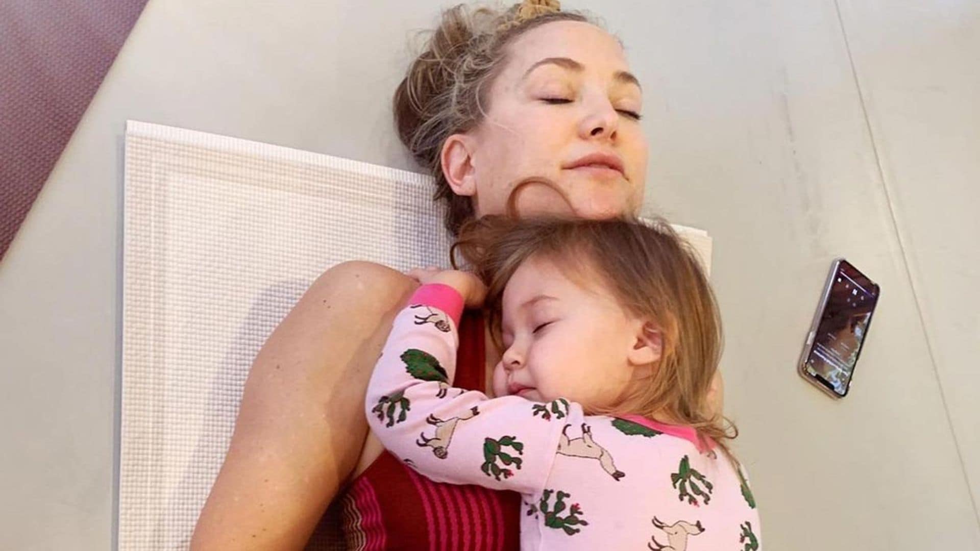 ¡Una pequeña 'yogui'! La hija de Kate Hudson se apunta a la meditación con papá