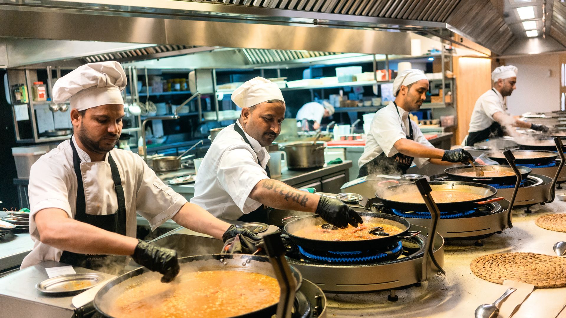 Hasta 19 arroces se preparan a la vez a la vista del cliente en Maná 75° en Barcelona