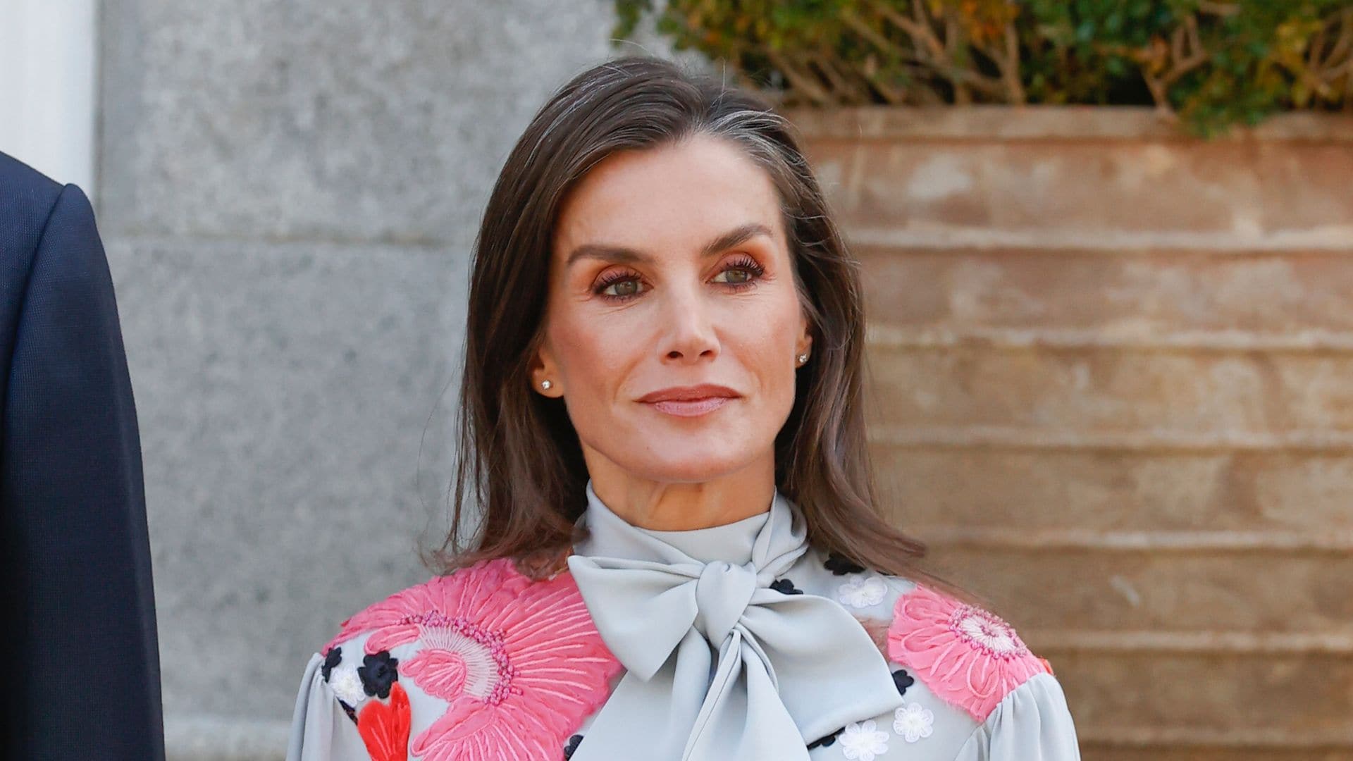Un vestido misterioso y su bolso favorito: doña Letizia, la reina del estilo 'retro' en el Palacio Real