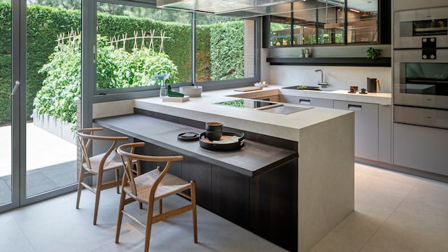 Cocina con ventanal al exterior
