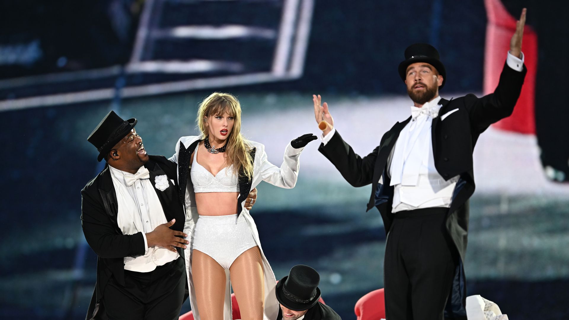 Travis Kelce se unió a Taylor Swift en el escenario como uno de sus bailarines
