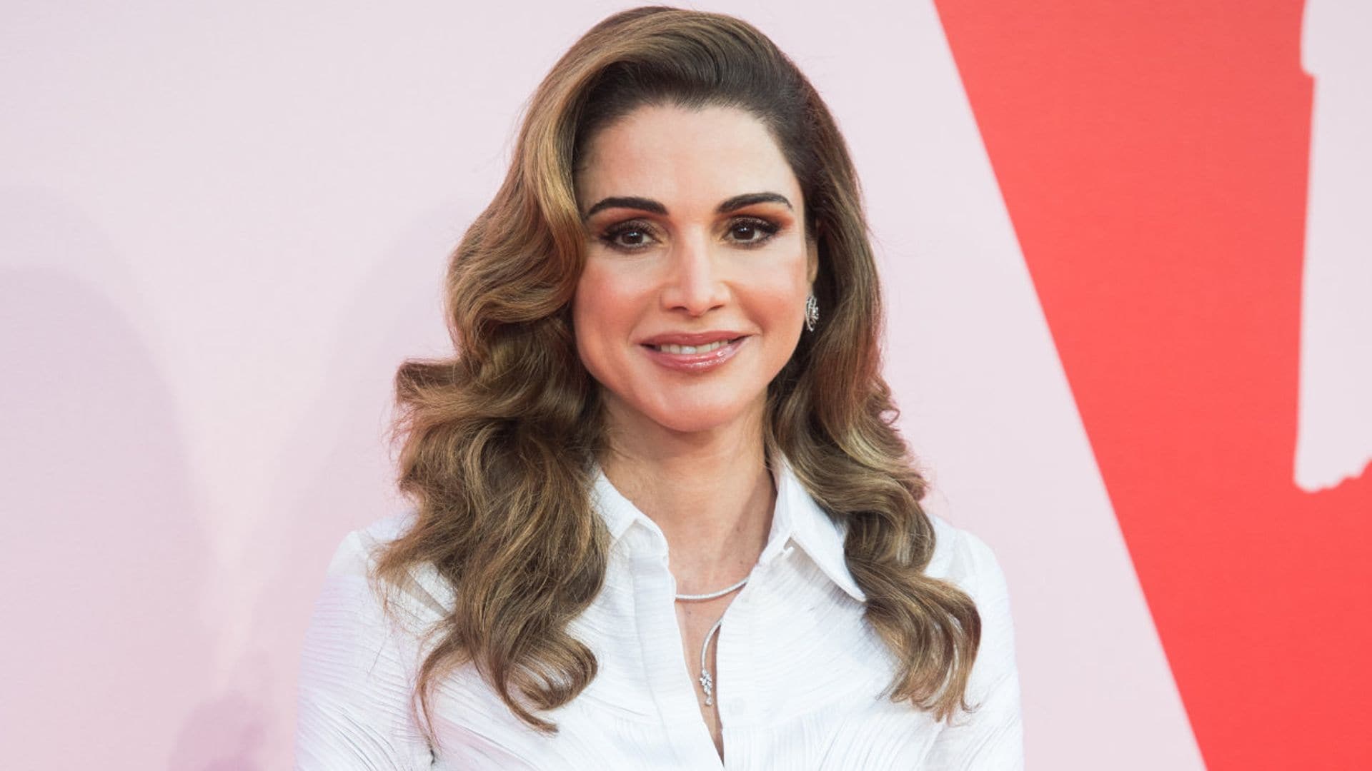 Rania de Jordania, la inspiración para su nuera Rajwa: así imaginamos su vestido de novia