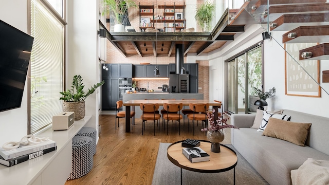 Salón con cocina abierta