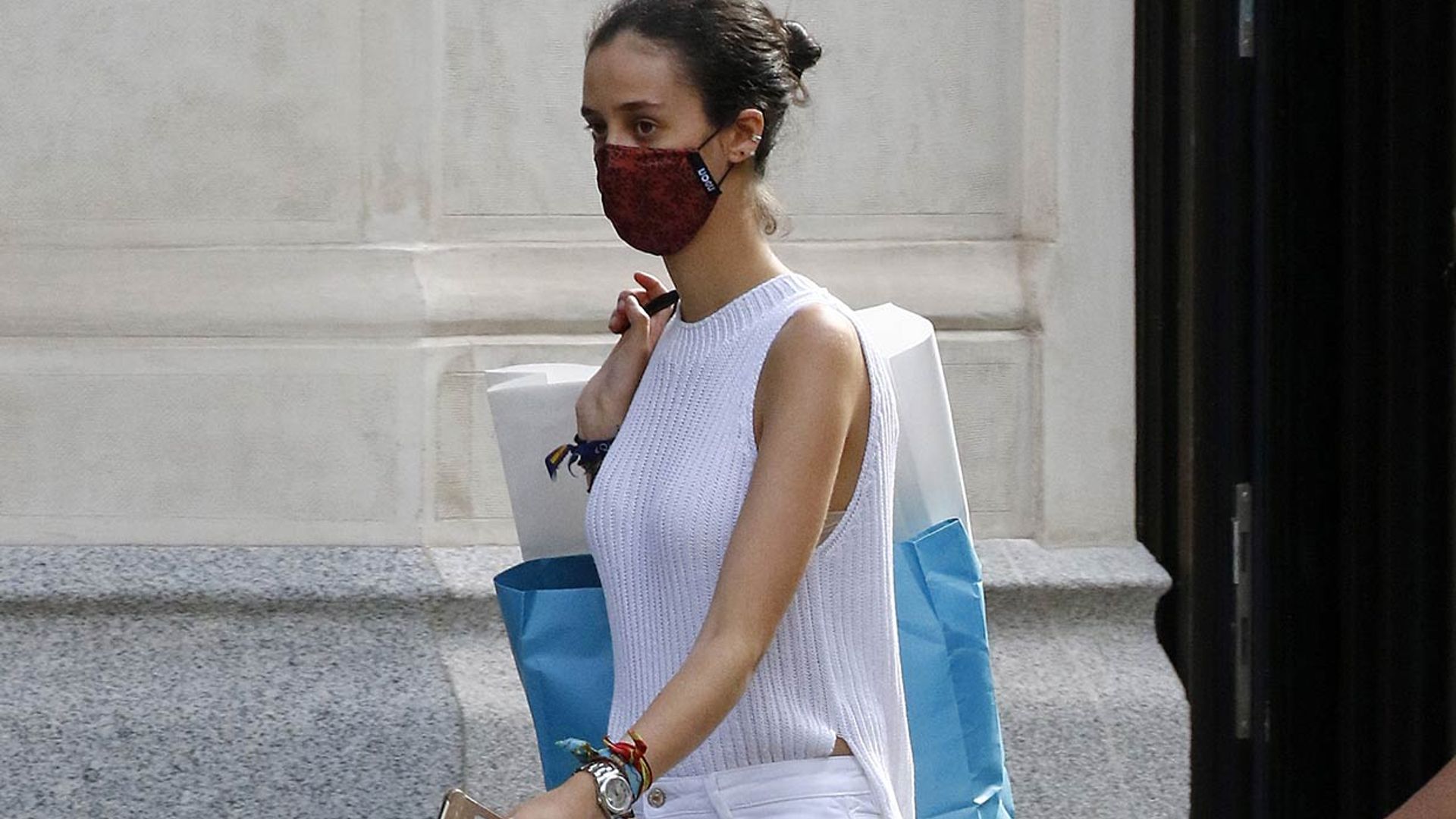 El look 'piernas infinitas' de Victoria de Marichalar para un día de compras con amigas
