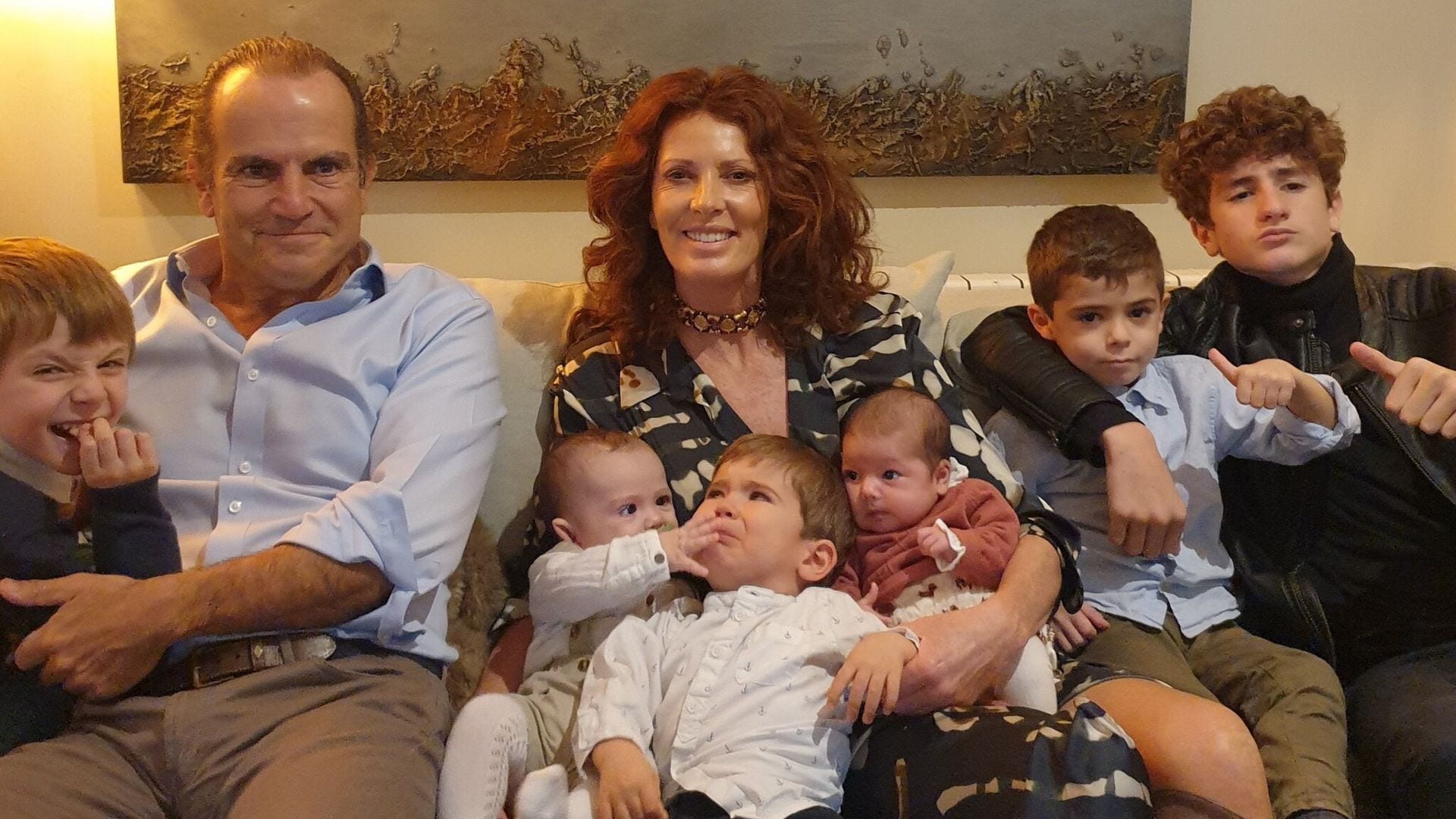 Verónica Mengod, una ‘superabuela’ de cincuenta y cuatro años, en sus primeras imágenes junto a sus seis nietos
