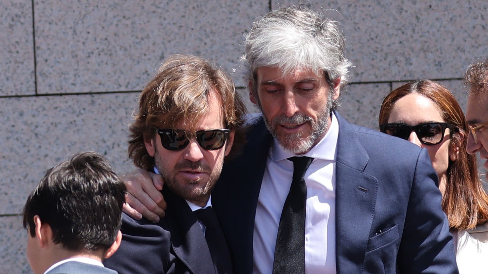 Rosauro Varo y Amaia Salamanca consuelan a Alfonso de Borbón en la emotiva despedida de su padre