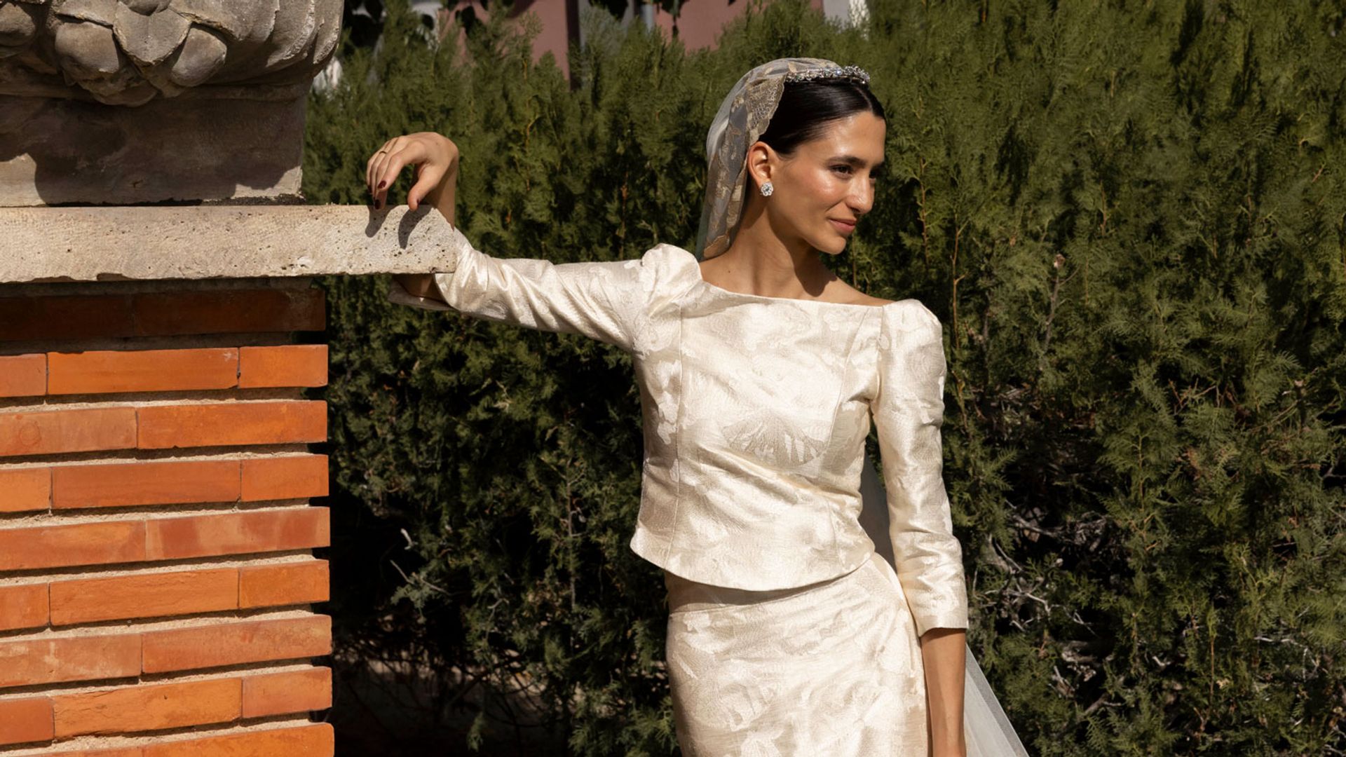 Un vestido de novia tobillero y una pulsera convertida en tiara para la boda de Sara en Madrid