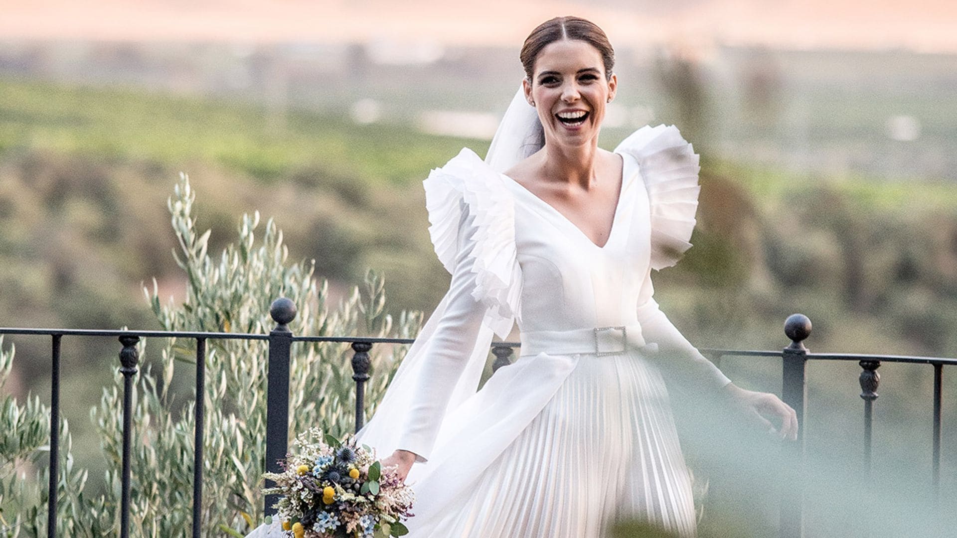 Belén eligió para su boda un mono plisado desmontable y su diseño se hizo viral